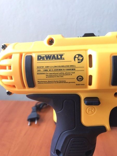 Ударний шуруповерт DeWALT DCD791 (24V 4Ah) з набором інструментів. Акумуляторний дриль-шуруповерт Девольт DCD791 фото