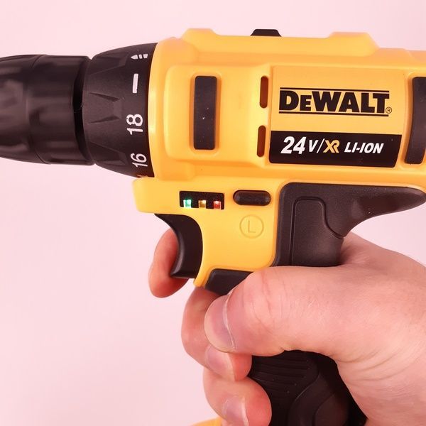 Шуруповерт dewalt dcd791 (24v, 4.0Ah) с набором инструментов. аккумуляторный дрель-шуруповерт девольт 55 фото